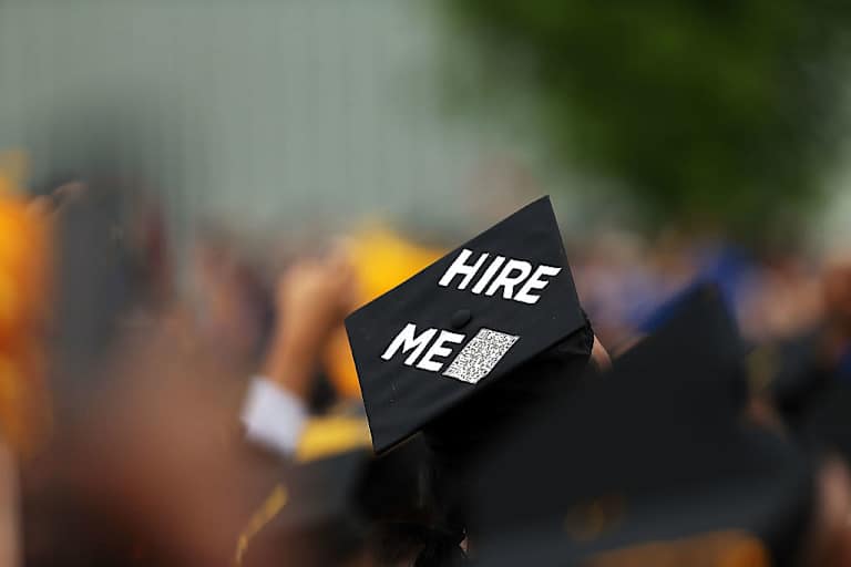 Survey: The Economy, AI Have 2025 Grads Worried for Their Careers